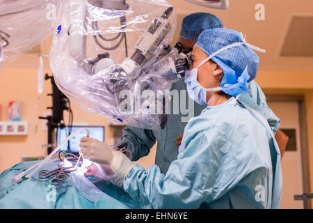 Chirurgen, die Durchführung von Cochlea-Implantatchirurgie, eine Operation mit Implantation von ein kleines elektronisches Gerät verwendet, um ein Gefühl von Klang, einer Gehörlosen Person, Krankenhaus in Limoges, Frankreich. Stockfoto