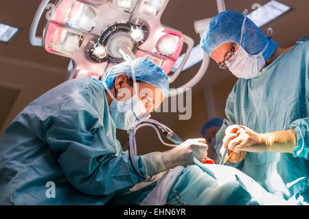 Chirurgen, die Durchführung von Cochlea-Implantatchirurgie, eine Operation mit Implantation von ein kleines elektronisches Gerät verwendet, um ein Gefühl von Klang, einer Gehörlosen Person, Krankenhaus in Limoges, Frankreich. Stockfoto