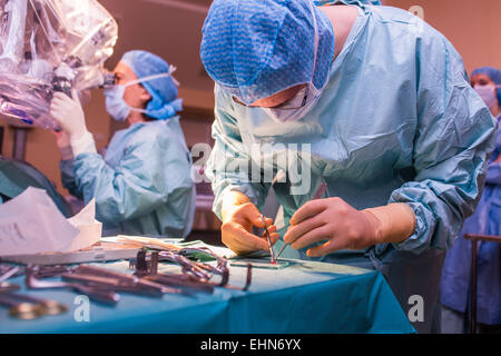 Chirurgen, die Durchführung von Cochlea-Implantatchirurgie, eine Operation mit Implantation von ein kleines elektronisches Gerät verwendet, um ein Gefühl von Klang, einer Gehörlosen Person, Krankenhaus in Limoges, Frankreich. Stockfoto