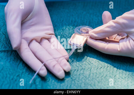 Chirurgen, die Durchführung von Cochlea-Implantatchirurgie, eine Operation mit Implantation von ein kleines elektronisches Gerät verwendet, um ein Gefühl von Klang, einer Gehörlosen Person, Krankenhaus in Limoges, Frankreich. Stockfoto