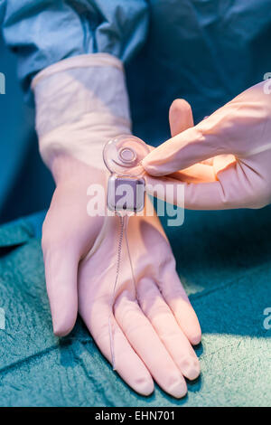 Chirurgen, die Durchführung von Cochlea-Implantatchirurgie, eine Operation mit Implantation von ein kleines elektronisches Gerät verwendet, um ein Gefühl von Klang, einer Gehörlosen Person, Krankenhaus in Limoges, Frankreich. Stockfoto