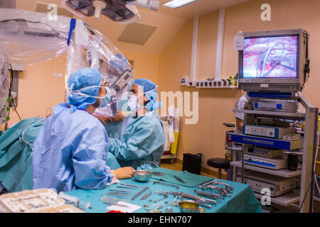 Chirurgen, die Durchführung von Cochlea-Implantatchirurgie, eine Operation mit Implantation von ein kleines elektronisches Gerät verwendet, um ein Gefühl von Klang, einer Gehörlosen Person, Krankenhaus in Limoges, Frankreich. Stockfoto