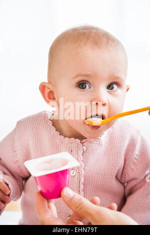 Ein 7 Monate altes Babymädchen Gängelei. Stockfoto