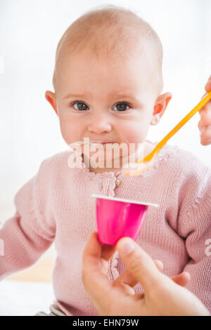 Ein 7 Monate altes Babymädchen Gängelei. Stockfoto