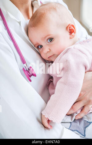 7 Monate altes Babymädchen mit Kinderarzt. Stockfoto