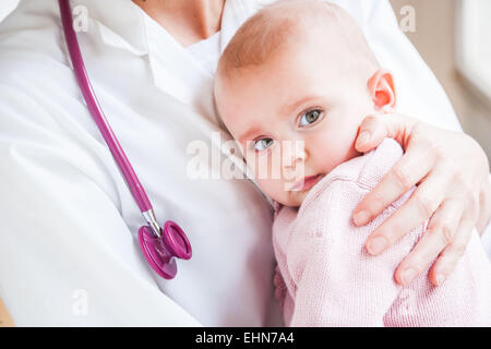 7 Monate altes Babymädchen mit Kinderarzt. Stockfoto