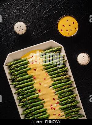 Spargel mit pikanter Sauce (Asparagi in Salsa Tartara) Stockfoto