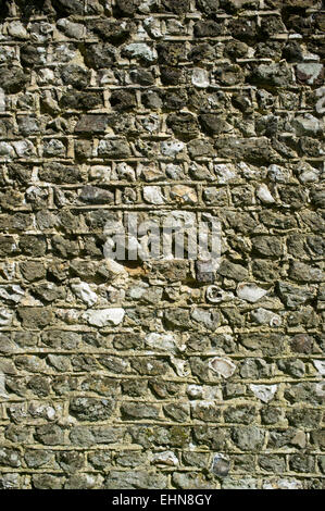 Alte Mauer. Stein, Ziegel, Maiskolben, Feuerstein. Warme Farben und Texturen Stockfoto