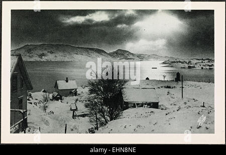 Dieses Foto der Winterlandschaft von anders Beer Wilse fängt die heitere Schönheit einer norwegischen Schneeszene ein. Das Foto zeigt riesige Berge und die unberührte Naturlandschaft Norwegens im Winter, die an eine friedliche, unberührte Umgebung erinnert. Stockfoto