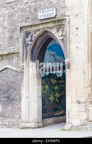 St. John's Gate Torbogen mit Graffiti an Nelson Street, Bristol Stockfoto