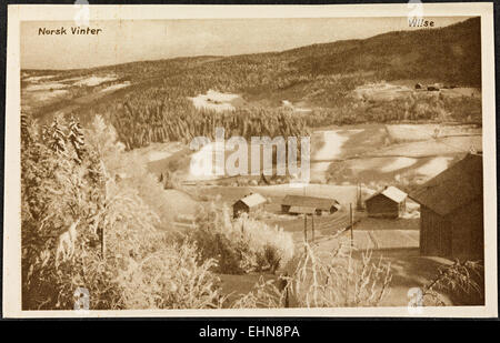 Dieses Foto „Norsk Vinter“ von anders Beer Wilse zeigt eine Winterlandschaft in Norwegen. Das Bild fängt die ruhige Schönheit der Winterlandschaft Norwegens als Teil einer Sammlung in der Norwegischen Nationalbibliothek ein. Stockfoto