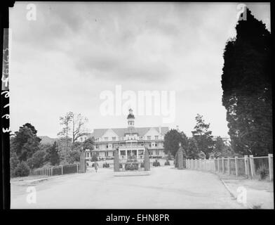 Das Sydney Sanatorium in Wahroonga, New South Wales, war zu seiner Zeit eine bedeutende Gesundheitseinrichtung. Dieses Schwarzweiß-Archivbild zeigt die architektonische Schönheit und die ruhige Umgebung des Sanatoriums und unterstreicht seine Rolle bei der medizinischen Versorgung und Rehabilitation der Gemeinde während seiner Betriebsjahre. Stockfoto
