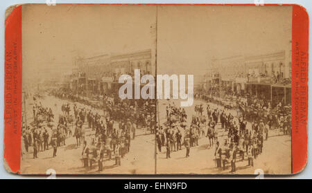 Dieses Stereoview fängt die Parade am 4. Juli in Dallas, Texas, ein und zeigt afroamerikanische Teilnehmer, Unternehmen und das pulsierende Stadtleben des späten 19. Jahrhunderts. Alfred Freeman, der zwischen 1870 und 1885 aktiv war, ist in der Szene zu sehen. Stockfoto