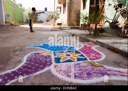 In dem Dorf Kuilapalayam im Pongal Bauernherbst Kolams. Tamil Nadu, Indien. Stockfoto