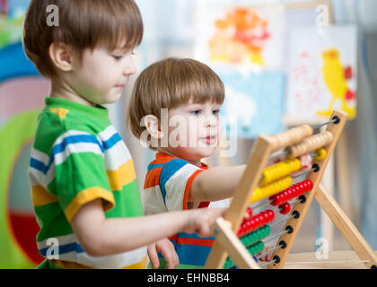 Kinder spielen mit abacus Stockfoto