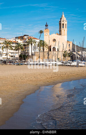 Der Strand und die Kirche in Sitges, einer Kleinstadt in der Nähe von Barcelona Stockfoto