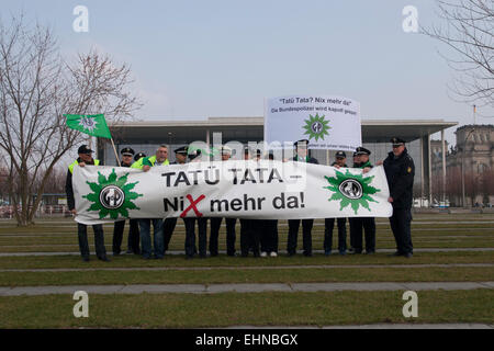 Berlin, Deutschland. 16. März 2015. Demonstration durch deutsche Polizei Union BIP im Bundeskanzleramt. Berlin, Deutschland. Stockfoto