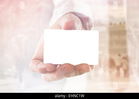 Geschäftsmann hält Leere Visitenkarte mit abgerundeten Ecken, doppelte Belichtung Bild mit Leuten auf der Straße, selektiven Fokus w Stockfoto