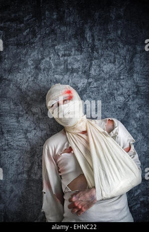 Verletzten Mad mit Gehirnerschütterung und Verwundeten Kopf trägt medizinische Bandagen. Stockfoto