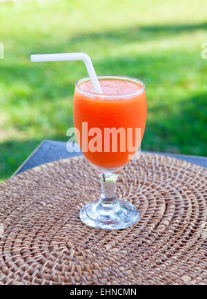 Saft in das beschlagene Glas auf einem Tisch Stockfoto