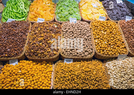 Nüssen und Mandeln zum Verkauf an der Boqueria-Markt in Barcelona Stockfoto