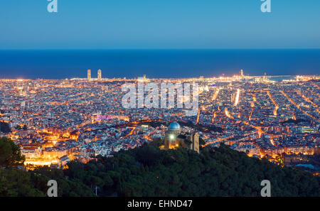 Blick über Barcelona vom Berg Tibidabo im Morgengrauen Stockfoto