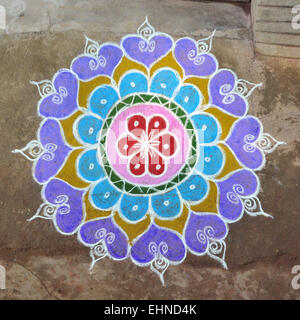 In dem Dorf Kuilapalayam im Pongal Bauernherbst Kolams. Tamil Nadu, Indien. Stockfoto