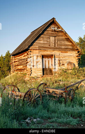 Gebrochene Wagen und Lagerung Zimmer von Mora House, El Rancho de Las Golondrinas, Santa Fe, New Mexico, USA Stockfoto