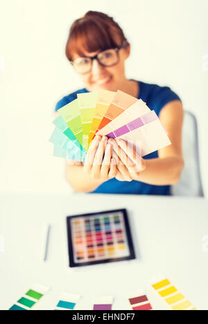 Frau zeigt Pantone Farbmuster Stockfoto