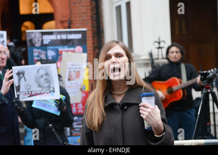 Knightsbridge, London, UK. 16. März 2015. Eine einsame Frau schreit und behauptet, dass das Problem durch eine 9/11-Abdeckung oben verursacht wird.  Wikileaks-Informant Julain Assange anlässlich der 1.000 Tage Leben innerhalb der Botschaft von Ecuador in Knightsbridge wird eine Mahnwache gehalten. Bildnachweis: Matthew Chattle/Alamy Live-Nachrichten Stockfoto