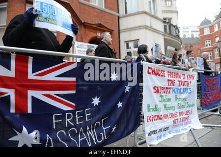 Knightsbridge, London, UK. 16. März 2015. Wikileaks-Informant Julain Assange anlässlich der 1.000 Tage Leben innerhalb der Botschaft von Ecuador in Knightsbridge wird eine Mahnwache gehalten. Bildnachweis: Matthew Chattle/Alamy Live-Nachrichten Stockfoto