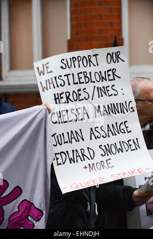 Knightsbridge, London, UK. 16. März 2015. Wikileaks-Informant Julain Assange anlässlich der 1.000 Tage Leben innerhalb der Botschaft von Ecuador in Knightsbridge wird eine Mahnwache gehalten. Bildnachweis: Matthew Chattle/Alamy Live-Nachrichten Stockfoto