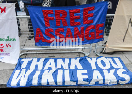 Knightsbridge, London, UK. 16. März 2015. Wikileaks-Informant Julain Assange anlässlich der 1.000 Tage Leben innerhalb der Botschaft von Ecuador in Knightsbridge wird eine Mahnwache gehalten. Bildnachweis: Matthew Chattle/Alamy Live-Nachrichten Stockfoto