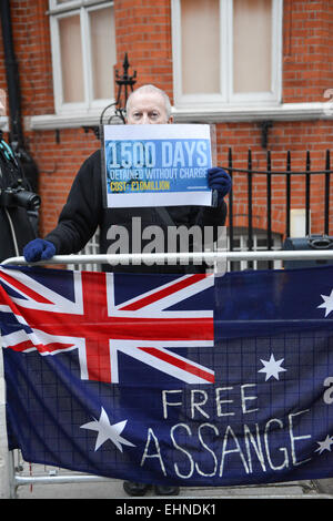 Knightsbridge, London, UK. 16. März 2015. Wikileaks-Informant Julain Assange anlässlich der 1.000 Tage Leben innerhalb der Botschaft von Ecuador in Knightsbridge wird eine Mahnwache gehalten. Bildnachweis: Matthew Chattle/Alamy Live-Nachrichten Stockfoto