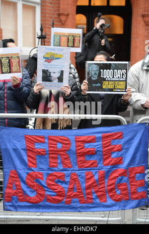 Knightsbridge, London, UK. 16. März 2015. Wikileaks-Informant Julain Assange anlässlich der 1.000 Tage Leben innerhalb der Botschaft von Ecuador in Knightsbridge wird eine Mahnwache gehalten. Bildnachweis: Matthew Chattle/Alamy Live-Nachrichten Stockfoto