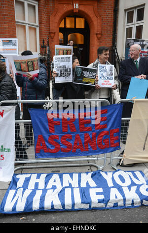 Knightsbridge, London, UK. 16. März 2015. Wikileaks-Informant Julain Assange anlässlich der 1.000 Tage Leben innerhalb der Botschaft von Ecuador in Knightsbridge wird eine Mahnwache gehalten. Bildnachweis: Matthew Chattle/Alamy Live-Nachrichten Stockfoto