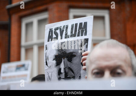 Knightsbridge, London, UK. 16. März 2015. Wikileaks-Informant Julain Assange anlässlich der 1.000 Tage Leben innerhalb der Botschaft von Ecuador in Knightsbridge wird eine Mahnwache gehalten. Bildnachweis: Matthew Chattle/Alamy Live-Nachrichten Stockfoto