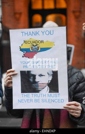 Knightsbridge, London, UK. 16. März 2015. Wikileaks-Informant Julain Assange anlässlich der 1.000 Tage Leben innerhalb der Botschaft von Ecuador in Knightsbridge wird eine Mahnwache gehalten. Bildnachweis: Matthew Chattle/Alamy Live-Nachrichten Stockfoto