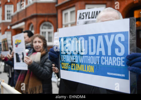 Knightsbridge, London, UK. 16. März 2015. Wikileaks-Informant Julain Assange anlässlich der 1.000 Tage Leben innerhalb der Botschaft von Ecuador in Knightsbridge wird eine Mahnwache gehalten. Bildnachweis: Matthew Chattle/Alamy Live-Nachrichten Stockfoto