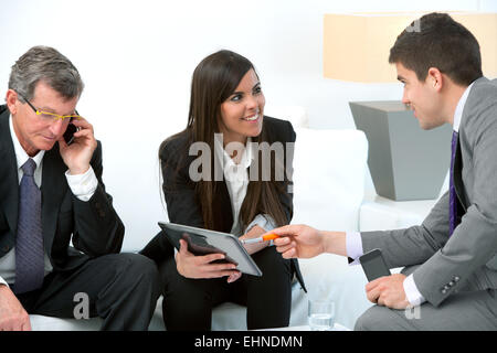 Geschäftsleute mit digital-Tablette zu treffen. Stockfoto