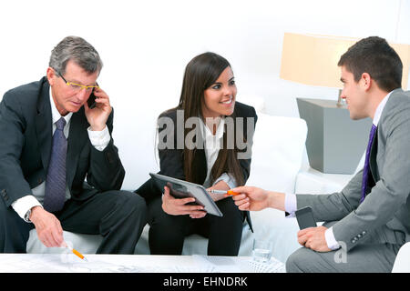 Geschäftsleute bei finanziellen Treffen mit architektonischen Pläne auf den Tisch. Stockfoto
