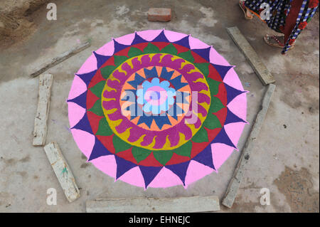 In dem Dorf Kuilapalayam im Pongal Bauernherbst Kolams. Tamil Nadu, Indien. Stockfoto