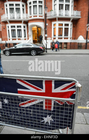 Knightsbridge, London, UK. 16. März 2015. Wikileaks-Informant Julain Assange anlässlich der 1.000 Tage Leben innerhalb der Botschaft von Ecuador in Knightsbridge wird eine Mahnwache gehalten. Bildnachweis: Matthew Chattle/Alamy Live-Nachrichten Stockfoto