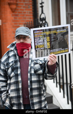 Knightsbridge, London, UK. 16. März 2015. Wikileaks-Informant Julain Assange anlässlich der 1.000 Tage Leben innerhalb der Botschaft von Ecuador in Knightsbridge wird eine Mahnwache gehalten. Bildnachweis: Matthew Chattle/Alamy Live-Nachrichten Stockfoto