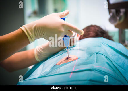 CT-Scan-gestützte Biopsie, Saint-Louis Krankenhaus, Paris, Frankreich. Stockfoto