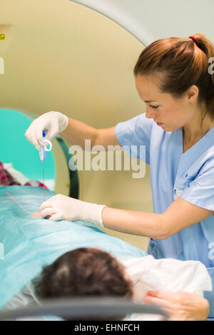 CT-Scan-gestützte Biopsie, Saint-Louis Krankenhaus, Paris, Frankreich. Stockfoto