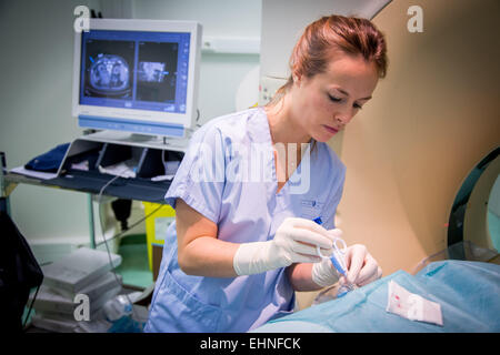 CT-Scan-gestützte Biopsie, Saint-Louis Krankenhaus, Paris, Frankreich. Stockfoto