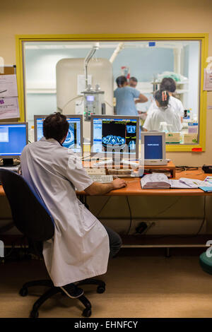 CT-Scan-gestützte Biopsie, Saint-Louis Krankenhaus, Paris, Frankreich. Stockfoto