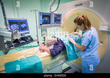 CT-Scan-gestützte Biopsie, Saint-Louis Krankenhaus, Paris, Frankreich. Stockfoto