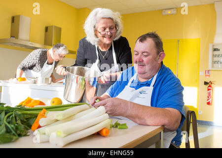 Krankenschwester hält ein Kochen und Ernährungserziehung Workshop für übergewichtige und Diabetiker, Limoges Krankenhaus, Frankreich. Stockfoto